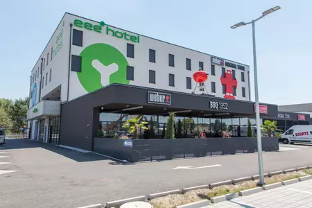 Weber Grill Shop & eee Hotel