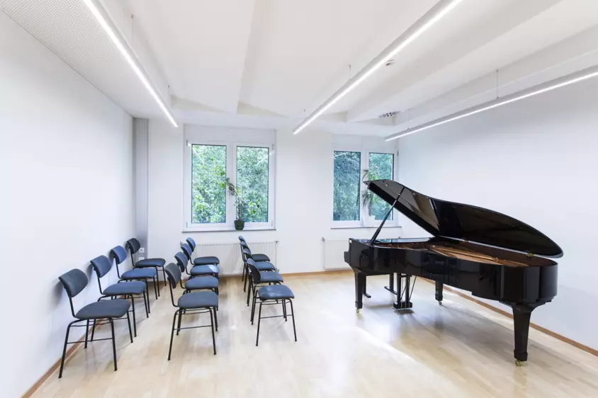 Kunstuni Graz - Vorführsaal  mit Flügel (Klavier) und Sesseln für Zuhörer
