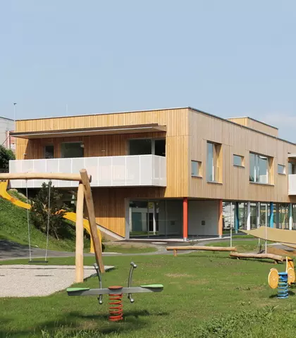 Kindergarten Feldkirchen Spielplatz und Schaukelgestell