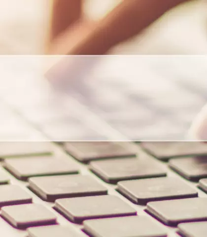Suche mit Saint- Gobain Austria, Lupe und Hände, die etwas in eine Tastatur tippen